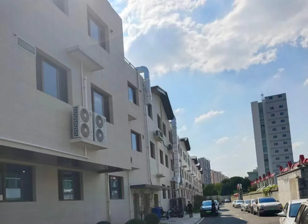 Τι κάνει τα πλακάκια πορσελάνης με όψη τραβερτίνης ιδανικά για μεγάλης κλίμακας εμπορικά έργα Plaza;